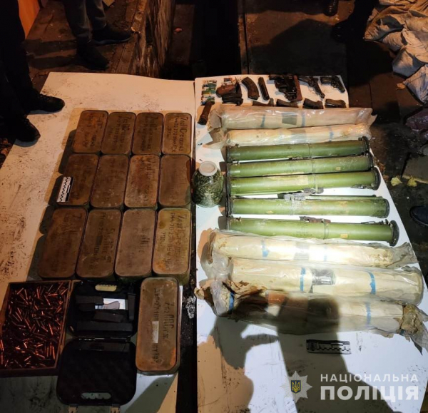 На Дніпропетровщині викрито злочинне угруповання: вилучено арсенал зброї та 6 мільйонів доларів готівкою (Відео)
