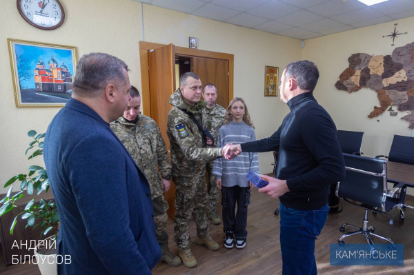Мер Кам&rsquo;янського зустрівся з військовими та рідними загиблого захисника