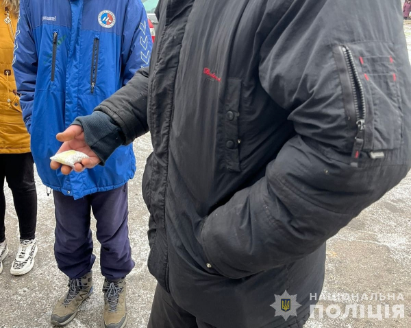 В городах Днепропетровщины правоохранители изъяли более 300 таблеток психотропов и наркотиков на 1,5 миллиона гривен