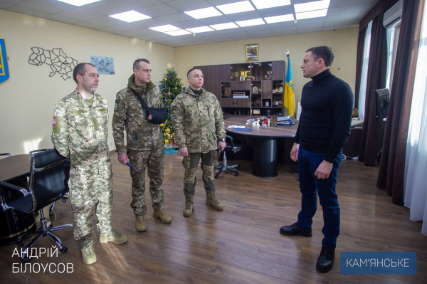 Мер Кам&rsquo;янського зустрівся з військовими та рідними загиблого захисника