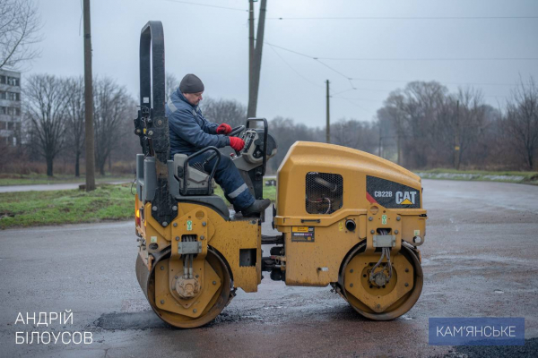 На головних автошляхах Кам&rsquo;янського виконується аварійний ямковий ремонт