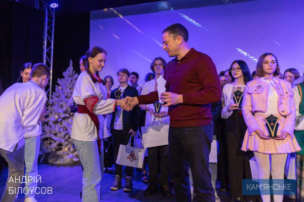 Мер Кам&rsquo;янського нагородив найкращих представників учнівського самоврядування