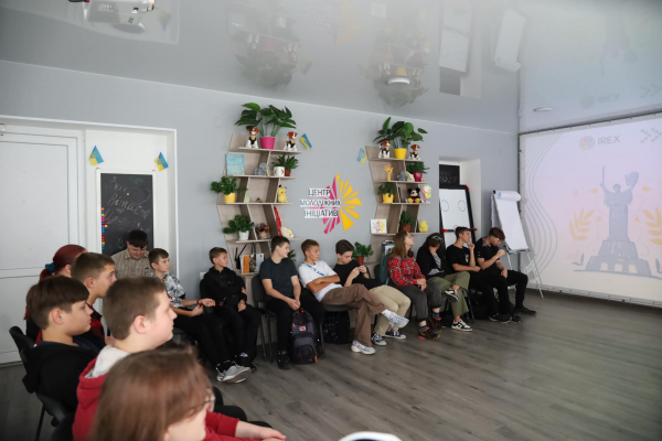 &laquo;Держим строй&raquo;: центр молодежных инициатив провел серию тренингов для молодежи Каменского