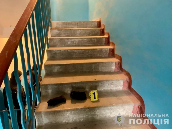 Погрожуючи ножем, відібрав сумку: мешканець Дніпра пограбував жінку в ліфті