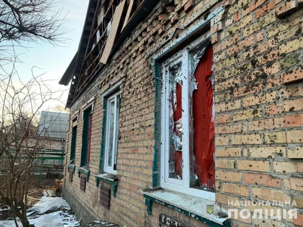 Постраждалих під час вчорашнього обстрілу Нікополя бабусю з онукою евакуювали до медзакладу поліцейські