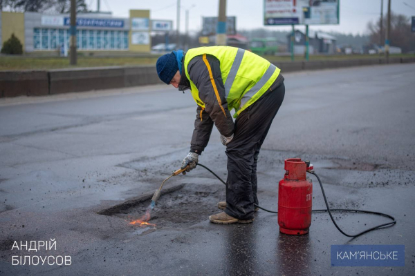 На головних автошляхах Кам&rsquo;янського виконується аварійний ямковий ремонт