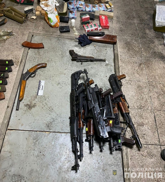 На Дніпропетровщині викрито злочинне угруповання: вилучено арсенал зброї та 6 мільйонів доларів готівкою (Відео)