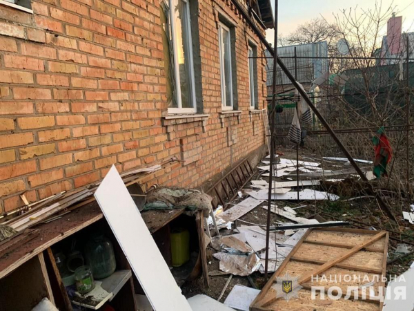 Постраждалих під час вчорашнього обстрілу Нікополя бабусю з онукою евакуювали до медзакладу поліцейські