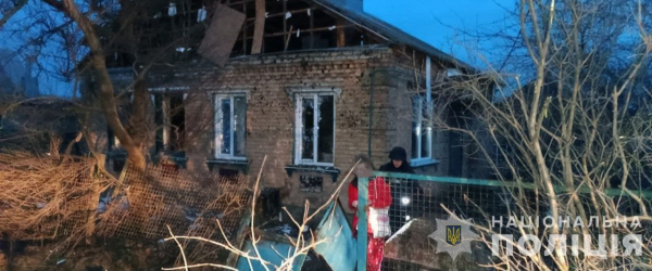 Постраждалих під час вчорашнього обстрілу Нікополя бабусю з онукою евакуювали до медзакладу поліцейські