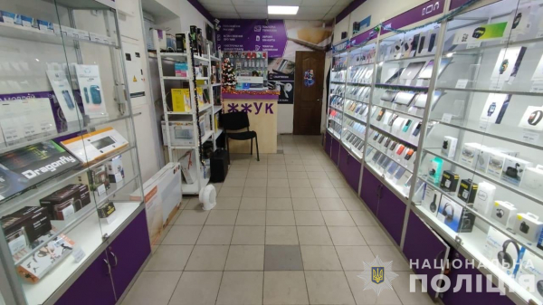 На Криворіжжі чоловік з муляжем гранати вчинив розбійний напад на продавчиню