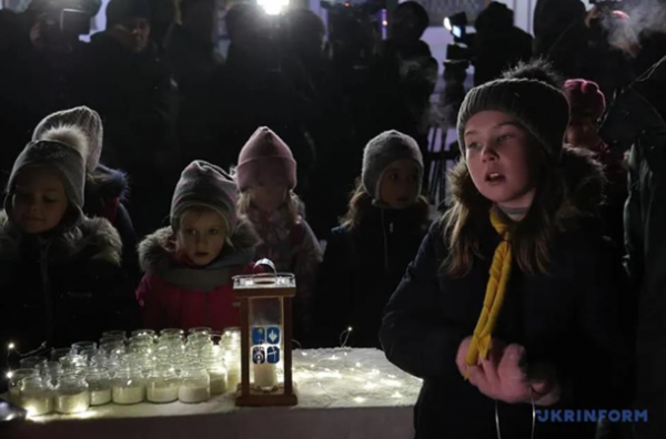 В Україну прибув Вифлеємський вогонь миру
