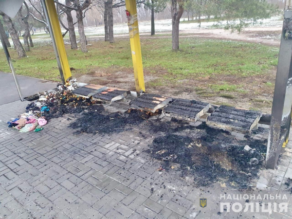 На місці меморіалу біля будинку на Набережній Перемоги у Дніпрі, де сталася пожежа, працюють слідчі