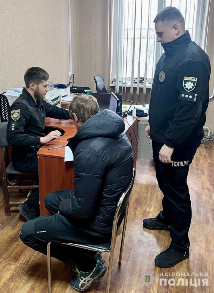 Погрожуючи ножем, відібрав сумку: мешканець Дніпра пограбував жінку в ліфті
