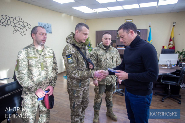 Мер Кам&rsquo;янського зустрівся з військовими та рідними загиблого захисника