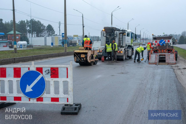 На головних автошляхах Кам&rsquo;янського виконується аварійний ямковий ремонт