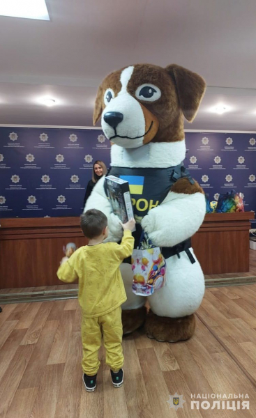 У Кам&rsquo;янському поліцейські влаштували свято для дітей, які потребують підтримки