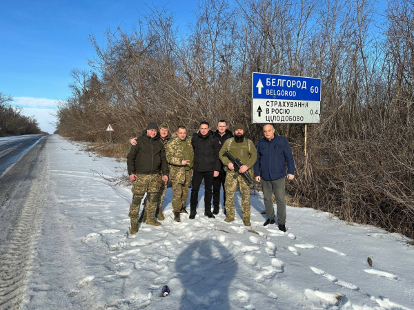 Бійцям з Кам&rsquo;янського, які несуть службу на Харківському напрямку, передали необхідне забезпечення та смаколики