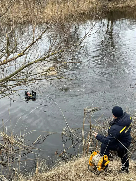 У Дніпровському районі з річки витягли автомобіль