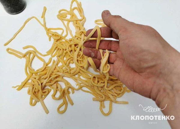 Легкий куриный суп с лапшой и овощами за 20 минут