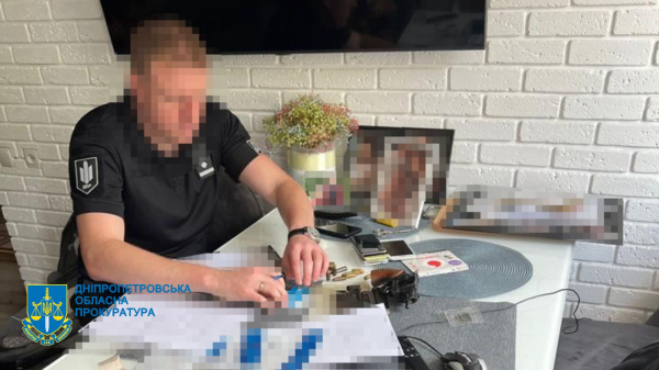 В Днепре трое полицейских выбивали деньги и проводили незаконные обыски и задержания