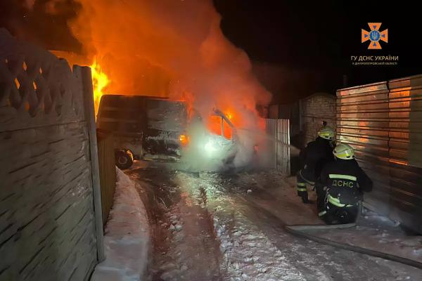У Дніпрі вночі зайнялась вантажівка з лакофарбовими матеріалами