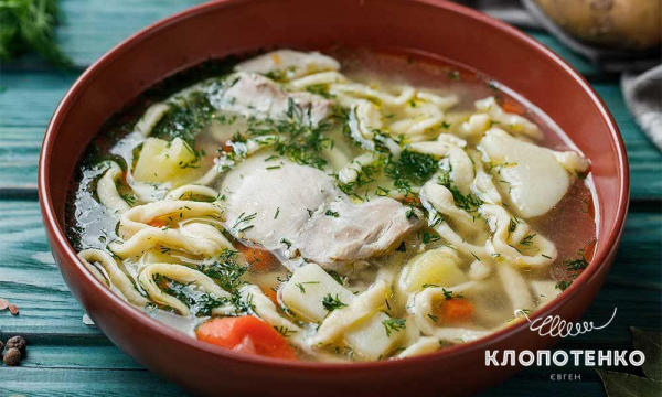 Легкий куриный суп с лапшой и овощами за 20 минут