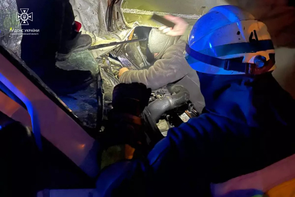 У Дніпрі зіткнулися вантажівка та маршрутний мікроавтобус, травмованого водія маршрутки деблокували надзвичайники