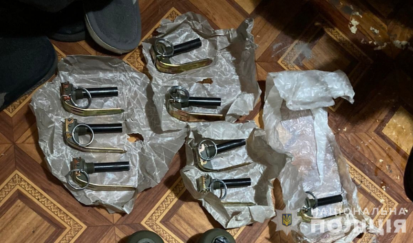 На Синельниківщині в будинку місцевого мешканця виявили сховок з нелегальною зброєю