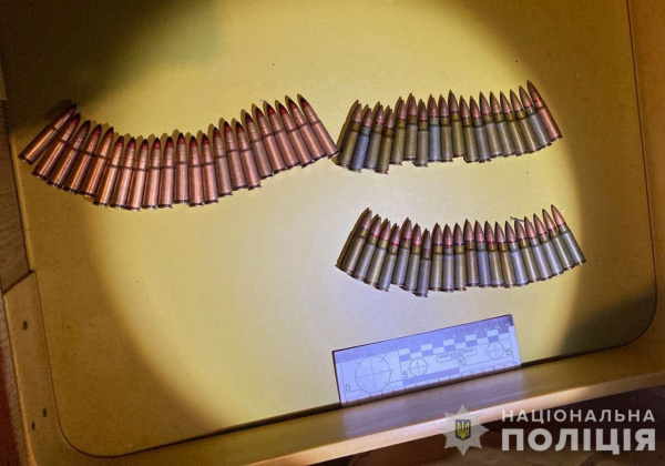 На Синельниківщині в будинку місцевого мешканця виявили сховок з нелегальною зброєю