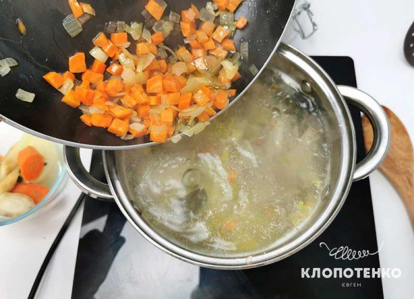 Легкий куриный суп с лапшой и овощами за 20 минут