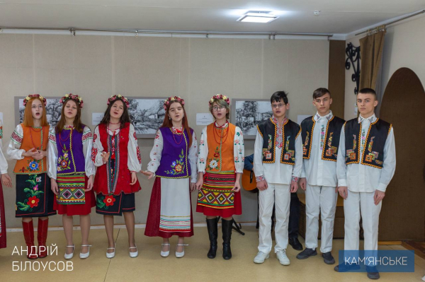 В театрі-студії &laquo;10 квартал&raquo; у Кам&rsquo;янському відкрилася персональна виставка юної художниці Маргарити Троценко