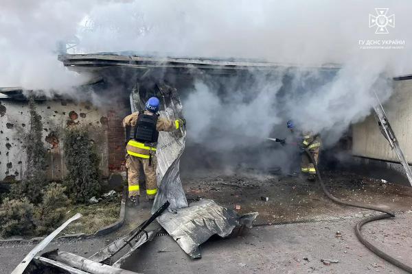 У Нікополі внаслідок ворожого обстрілу сталося займання на приватному подвір&rsquo;ї