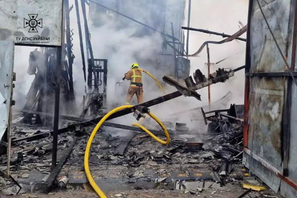 У Дніпрі горів двоповерховий гараж
