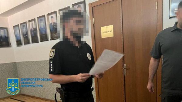 В Днепре трое полицейских выбивали деньги и проводили незаконные обыски и задержания