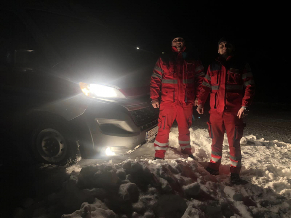 У Дніпровському районі машина швидкої застрягла в сніговому заметі, їдучи на виклик до вкрай нетверезої жінки