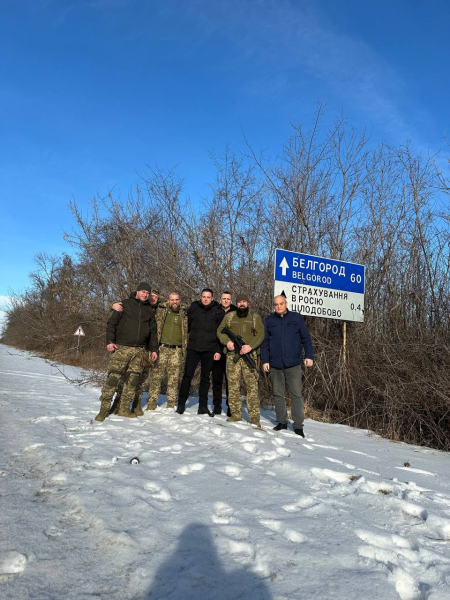 Бійцям з Кам&rsquo;янського, які несуть службу на Харківському напрямку, передали необхідне забезпечення та смаколики