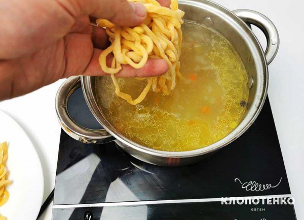 Легкий куриный суп с лапшой и овощами за 20 минут