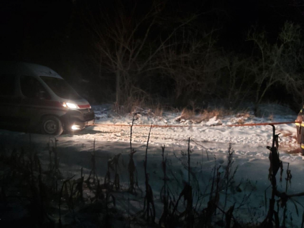 На Днепропетровщине карета &laquo;скорой&raquo; сквозь сугробы добиралась по вызову к пьяной женщине