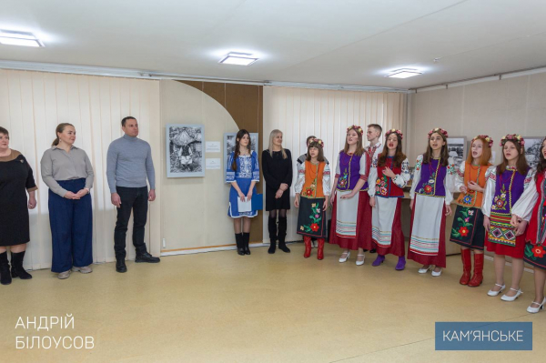В театрі-студії &laquo;10 квартал&raquo; у Кам&rsquo;янському відкрилася персональна виставка юної художниці Маргарити Троценко