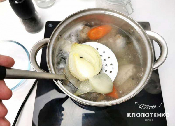 Легкий куриный суп с лапшой и овощами за 20 минут