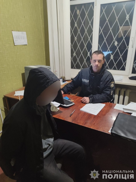 Вдарив по голові та відібрав сумку: у Марганці 18-річний студент напав на жінку на зупинці