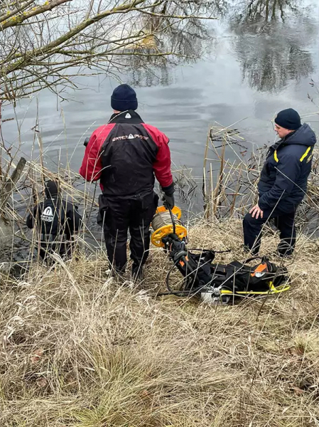 У Дніпровському районі з річки витягли автомобіль