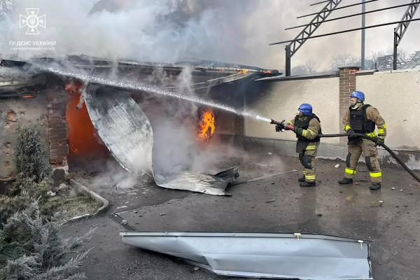 У Нікополі внаслідок ворожого обстрілу сталося займання на приватному подвір&rsquo;ї