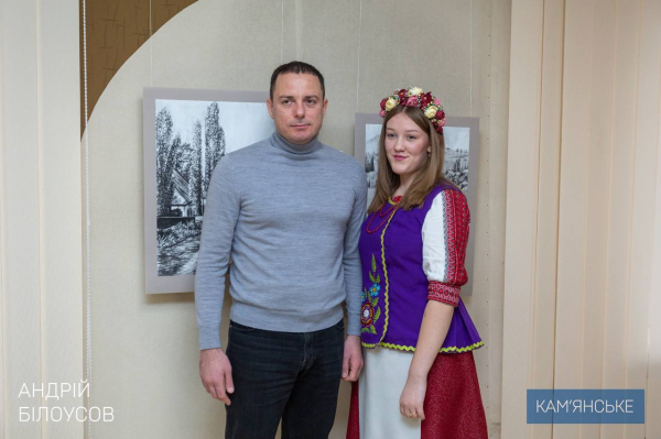 В театрі-студії &laquo;10 квартал&raquo; у Кам&rsquo;янському відкрилася персональна виставка юної художниці Маргарити Троценко