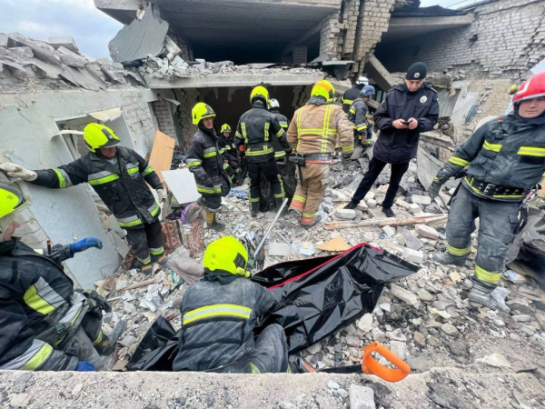 З-під завалів житлового будинку в Дніпрі дістали тіло чоловіка: мешканців 18 квартир доведеться відселяти