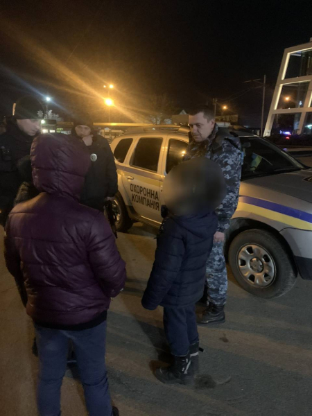 У Кам&rsquo;янському підлітки закидали камінням відвідувачів кафе у кіноконцертному залі &laquo;Мир&raquo;