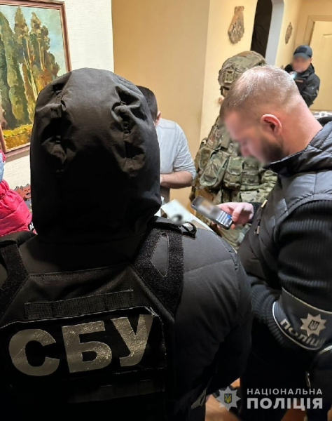 Адвокат з Дніпра за 6 тисяч доларів пропонував військовозобов&rsquo;язаному виїхати за кордон під виглядом волонтера