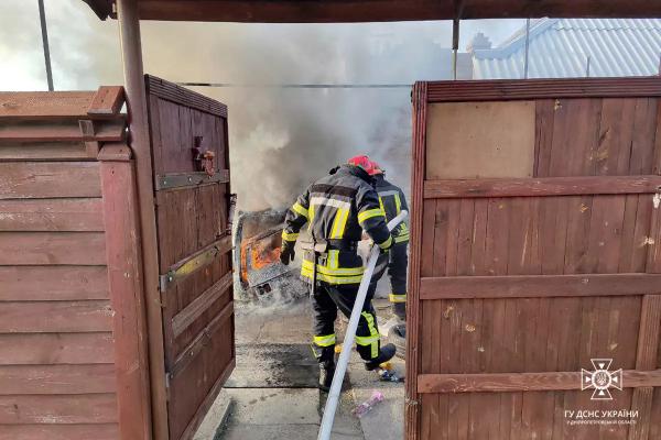 У Марганці внаслідок займання автівки чоловік отримав опіки обличчя