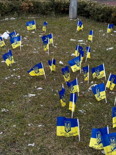 Прапорці повернулися на клумбу біля міськради у Кам&rsquo;янському, але комунальники закликають мітингарів поводитися більш цивілізовано