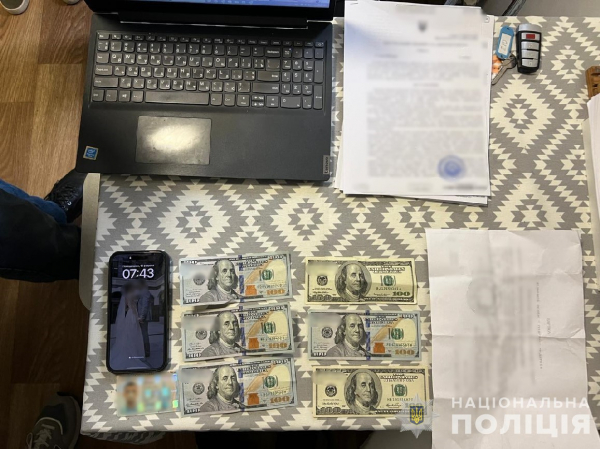 Адвокат з Дніпра за 6 тисяч доларів пропонував військовозобов&rsquo;язаному виїхати за кордон під виглядом волонтера